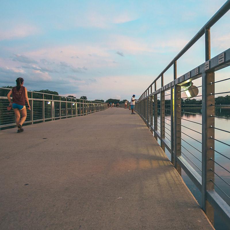 威尼斯人网上娱乐的学生走在得梅因市中心附近浣熊河上的人行天桥上